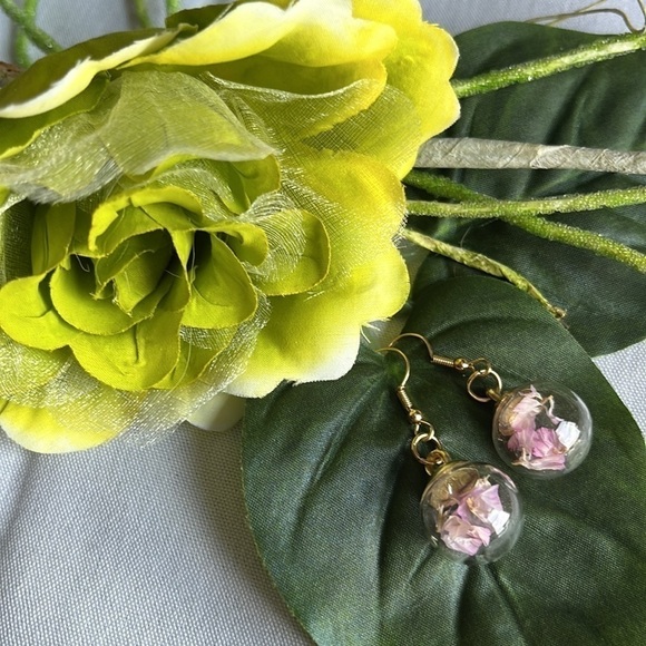 🐳Glass Globe Dried Pink Flower Dangle Earrings - Picture 3 of 14